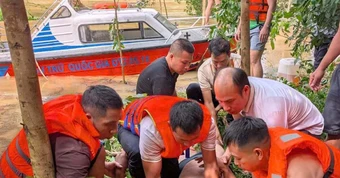 Lật xuồng khi đưa bệnh nhân đi cấp cứu giữa mưa lũ, 7 người được cứu sống