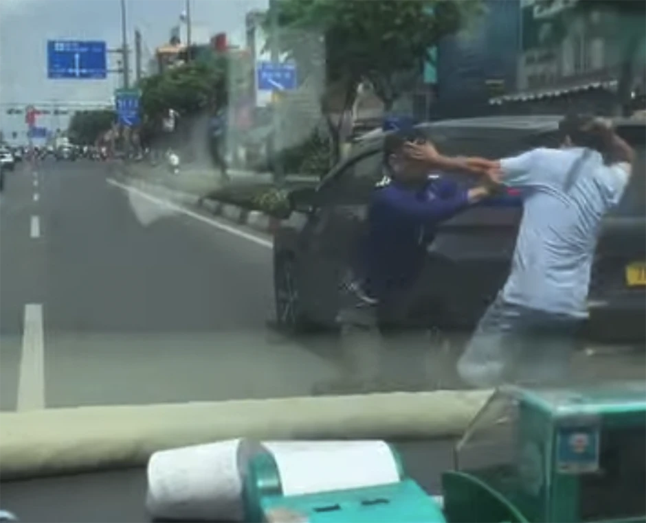 Lấy lời khai hai tài xế taxi công nghệ đánh nhau giữa đường ở TPHCM Lấy lời khai hai tài xế taxi công nghệ đánh nhau giữa đường ở TPHCM