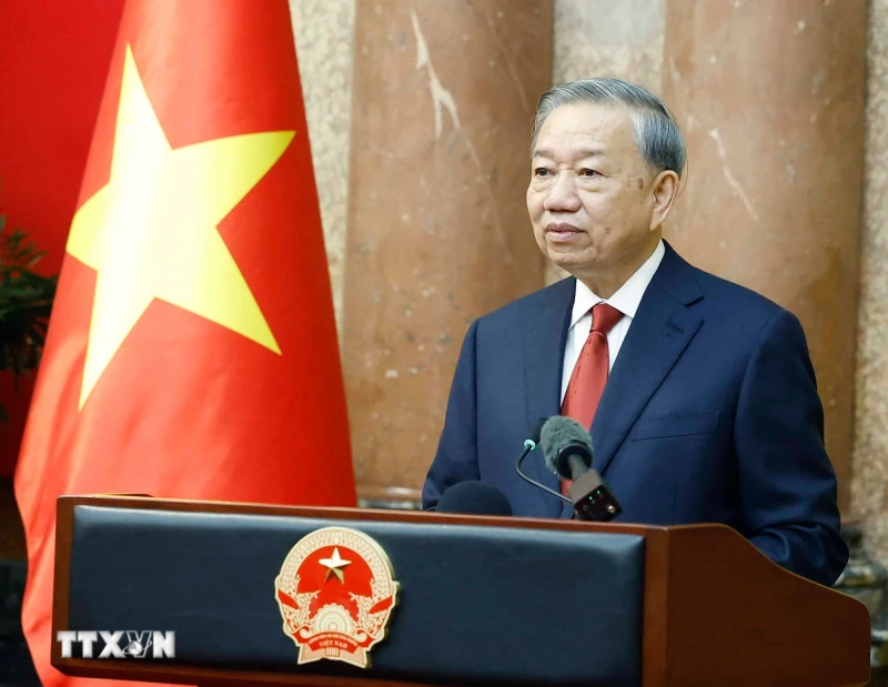 Lễ bàn giao công tác giữa Tổng Bí thư, Chủ tịch nước Tô Lâm và nguyên Chủ tịch nước Lương Cường