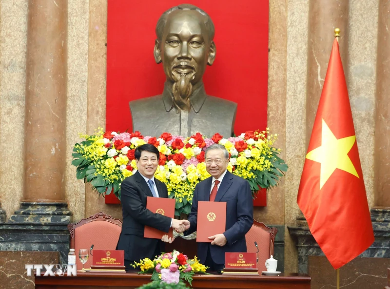 Lễ bàn giao công tác giữa Tổng Bí thư, Chủ tịch nước Tô Lâm và nguyên Chủ tịch nước Lương Cường