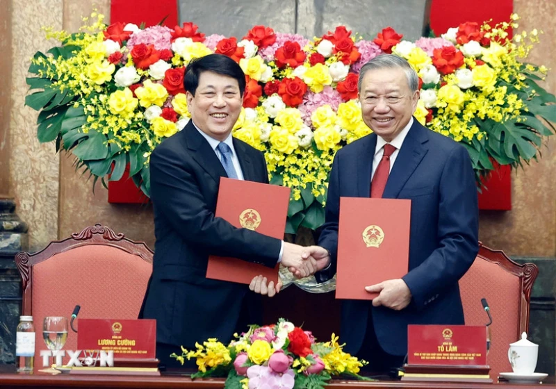 Lễ bàn giao công tác giữa Tổng Bí thư, Chủ tịch nước Tô Lâm và nguyên Chủ tịch nước Lương Cường