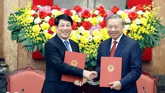 Lễ bàn giao công tác giữa Tổng Bí thư, Chủ tịch nước Tô Lâm và nguyên Chủ tịch nước Lương Cường