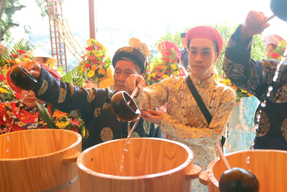 Lễ rước nước cầu mưa thuận gió hòa trong lễ hội Tháp Bà Ponagar Lễ rước nước cầu mưa thuận gió hòa trong lễ hội Tháp Bà Ponagar