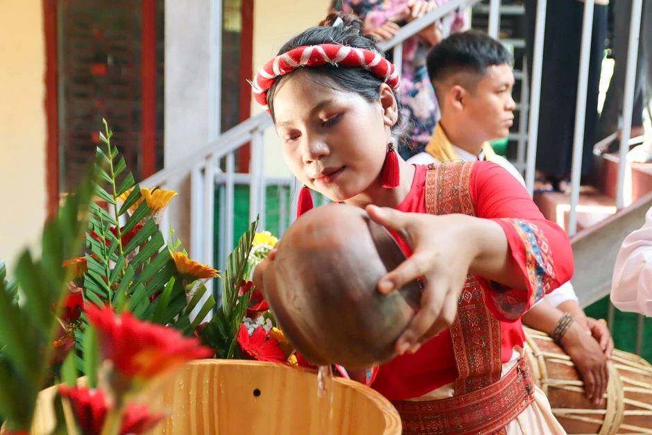 Lễ rước nước cầu mưa thuận gió hòa trong lễ hội Tháp Bà Ponagar Lễ rước nước cầu mưa thuận gió hòa trong lễ hội Tháp Bà Ponagar