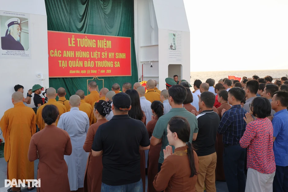 Lễ tưởng niệm anh hùng liệt sĩ hy sinh tại Quần đảo Trường Sa Lễ tưởng niệm anh hùng liệt sĩ hy sinh tại Quần đảo Trường Sa