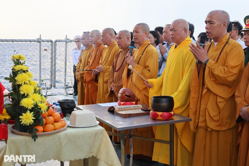 Lễ tưởng niệm anh hùng liệt sĩ hy sinh tại Quần đảo Trường Sa Lễ tưởng niệm anh hùng liệt sĩ hy sinh tại Quần đảo Trường Sa
