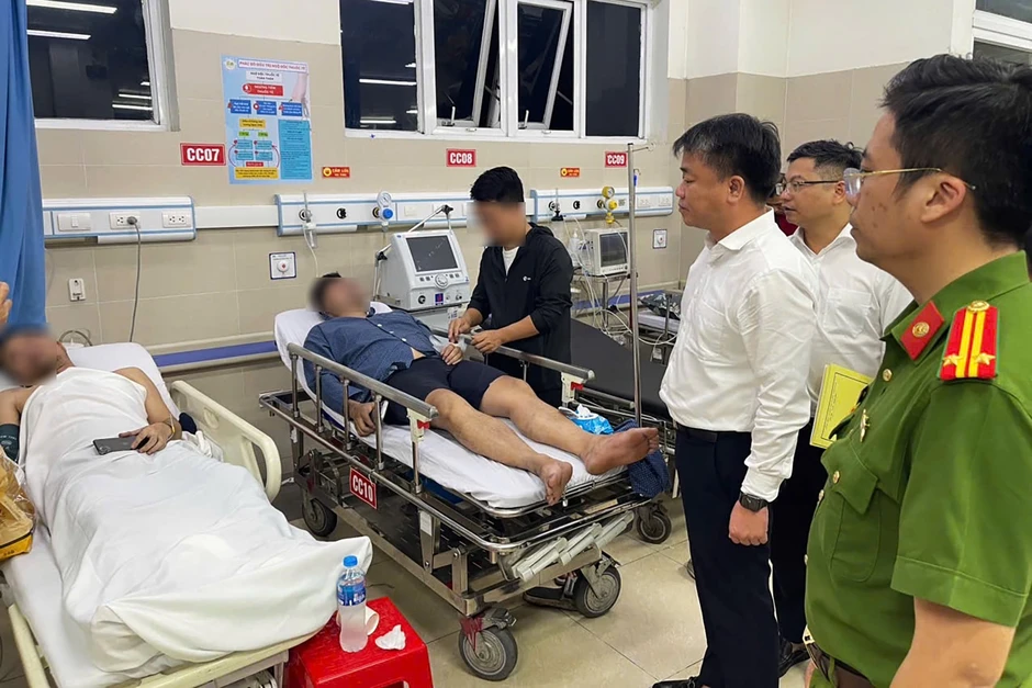 Leo qua 'lằn ranh sinh tử', nhân chứng kể phút giải cứu 7 người trong đám cháy Leo qua 'lằn ranh sinh tử', nhân chứng kể phút giải cứu 7 người trong đám cháy