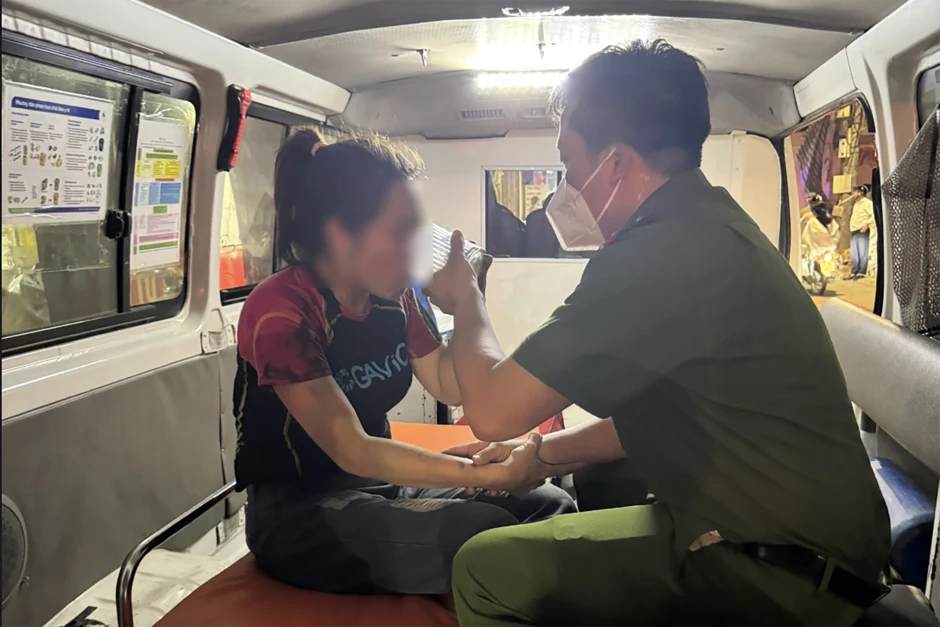 Leo qua 'lằn ranh sinh tử', nhân chứng kể phút giải cứu 7 người trong đám cháy Leo qua 'lằn ranh sinh tử', nhân chứng kể phút giải cứu 7 người trong đám cháy