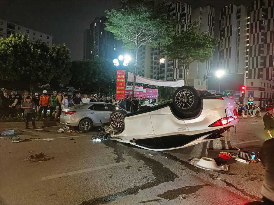 Lexus gây tai nạn liên hoàn trên phố Trung Kính Hà Nội khiến 2 người bị thương Lexus gây tai nạn liên hoàn trên phố Trung Kính Hà Nội khiến 2 người bị thương