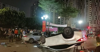 Lexus gây tai nạn liên hoàn trên phố Trung Kính Hà Nội khiến 2 người bị thương