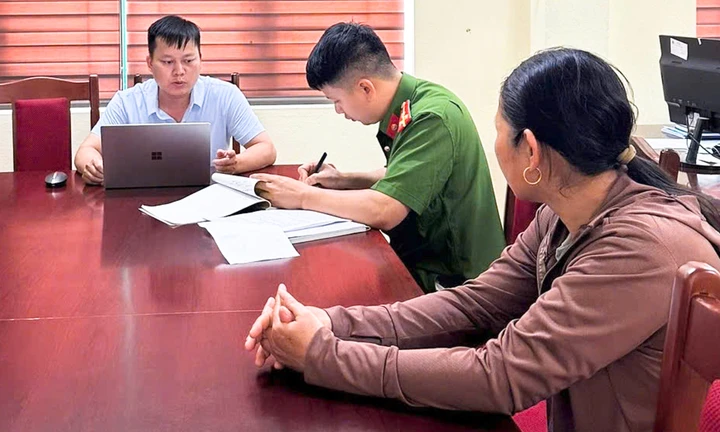 Livestream xúc phạm lực lượng thi hành công vụ, người phụ nữ bị phạt 7,5 triệu Livestream xúc phạm lực lượng thi hành công vụ, người phụ nữ bị phạt 7,5 triệu