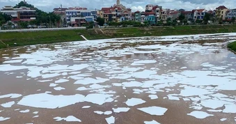 Lộ nguyên nhân bọt phủ trắng mặt sông Kỳ Cùng