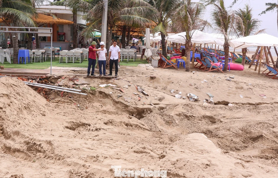 Lộ nguyên nhân dòng nước đen tràn ra bãi biển Sầm Sơn Lộ nguyên nhân dòng nước đen tràn ra bãi biển Sầm Sơn