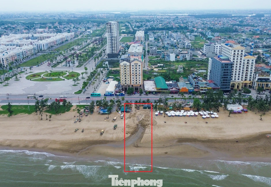 Lộ nguyên nhân dòng nước đen tràn ra bãi biển Sầm Sơn Lộ nguyên nhân dòng nước đen tràn ra bãi biển Sầm Sơn