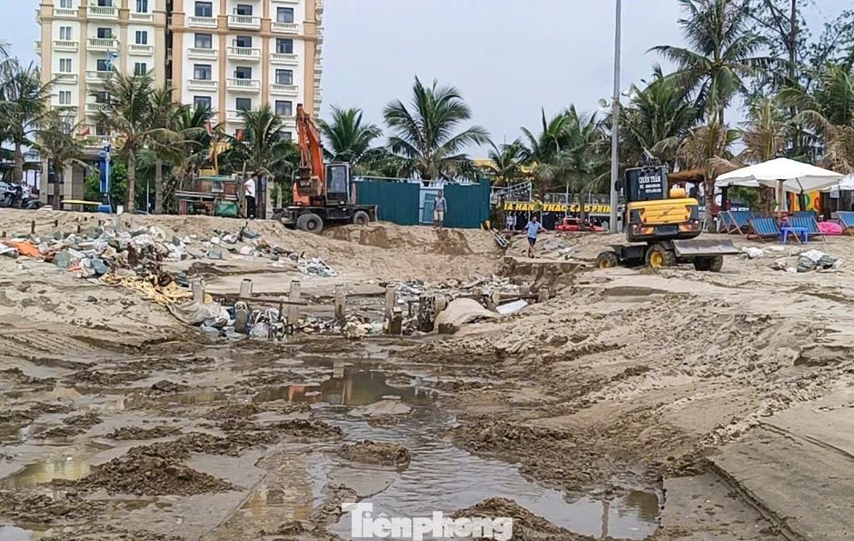 Lộ nguyên nhân dòng nước đen tràn ra bãi biển Sầm Sơn Lộ nguyên nhân dòng nước đen tràn ra bãi biển Sầm Sơn