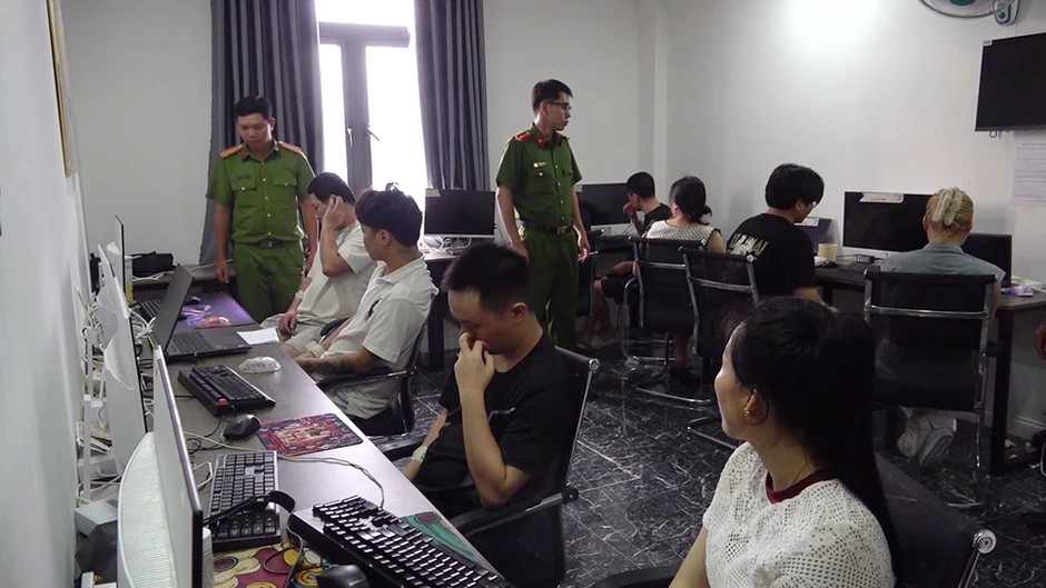 Loạt ‘công xưởng’ lừa đảo khép kín chưa kịp vận hành đã bị triệt phá ở TPHCM Loạt ‘công xưởng’ lừa đảo khép kín chưa kịp vận hành đã bị triệt phá ở TPHCM