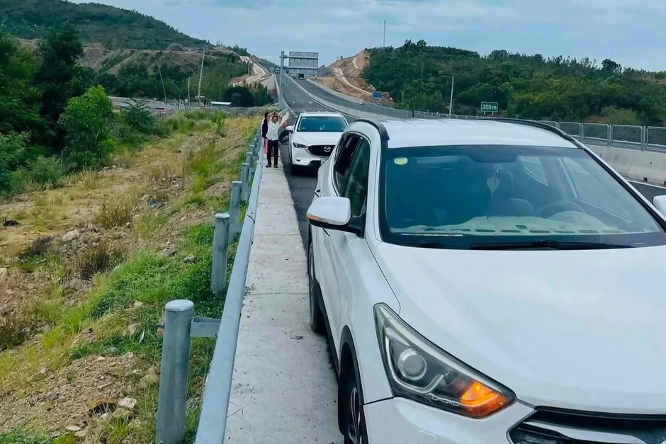 Loạt ô tô thủng lốp, dừng khẩn cấp trên cao tốc do cán trúng vật sắc nhọn Loạt ô tô thủng lốp, dừng khẩn cấp trên cao tốc do cán trúng vật sắc nhọn