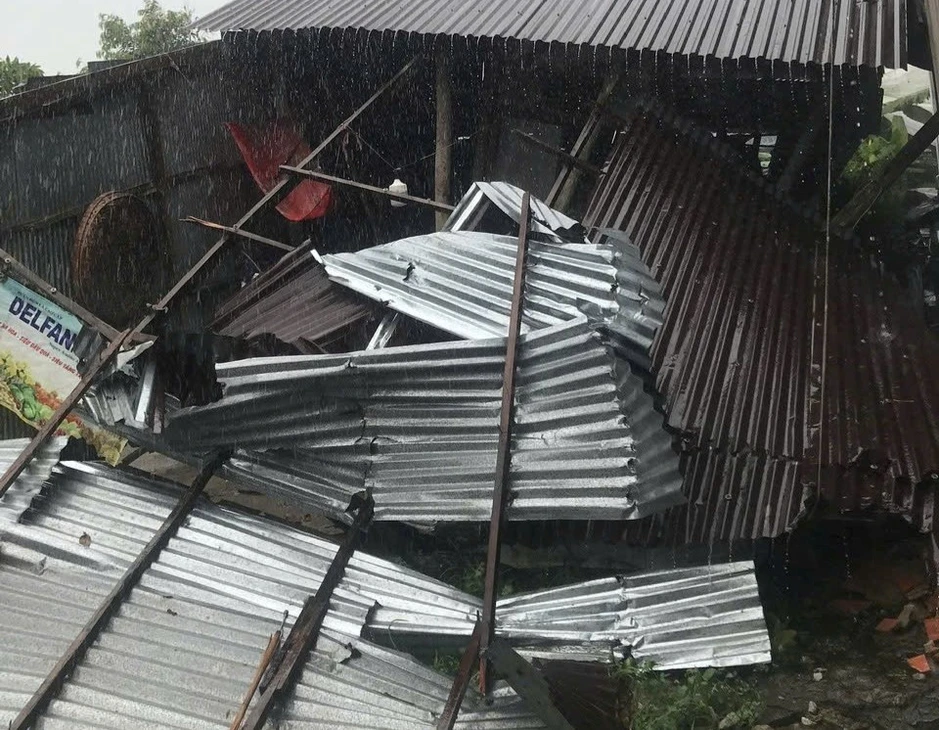 Lốc xóay Cà Mau hất văng bé 11 tuổi: Giây phút kinh hoàng không thể quên Lốc xóay Cà Mau hất văng bé 11 tuổi: Giây phút kinh hoàng không thể quên