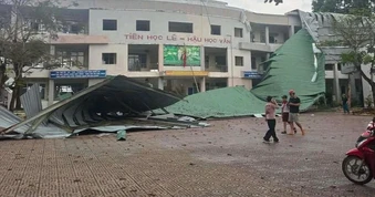 Lốc xoáy đầu mùa mưa hất tung mái trường học ở Đồng Nai