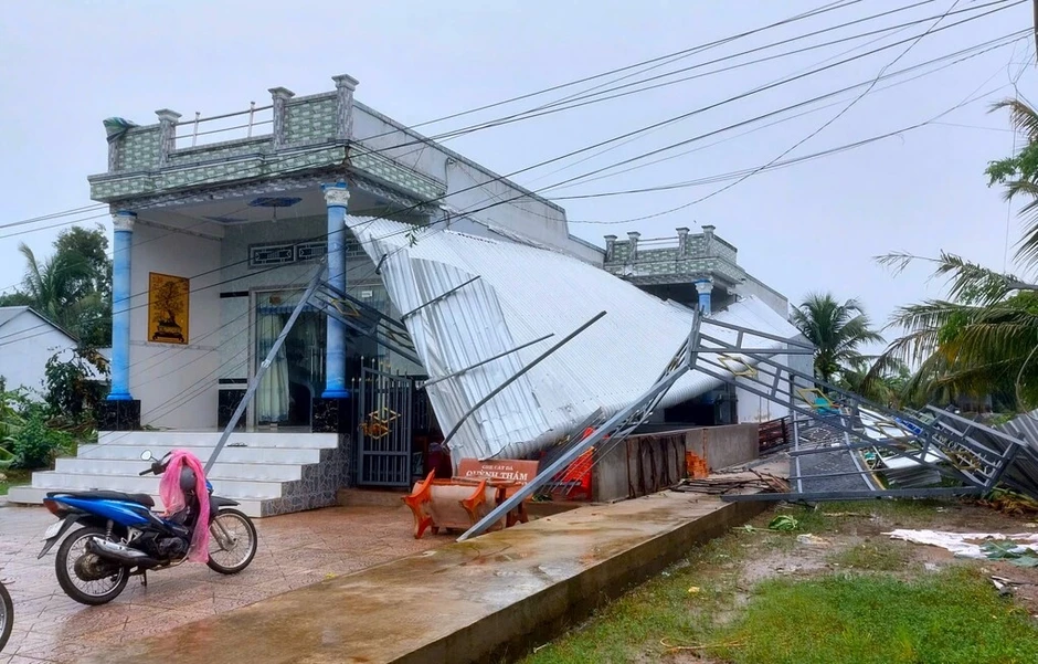 Lốc xoáy giật tung nhiều nhà ở Cà Mau, 4 người bị thương Lốc xoáy giật tung nhiều nhà ở Cà Mau, 4 người bị thương
