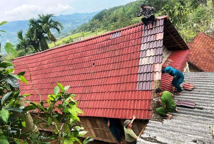 Lốc xoáy kéo dài 30 phút ở Quảng Ngãi, cây đổ và hơn trăm căn nhà tốc mái Lốc xoáy kéo dài 30 phút ở Quảng Ngãi, cây đổ và hơn trăm căn nhà tốc mái
