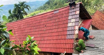 Lốc xoáy kéo dài 30 phút ở Quảng Ngãi, cây đổ và hơn trăm căn nhà tốc mái