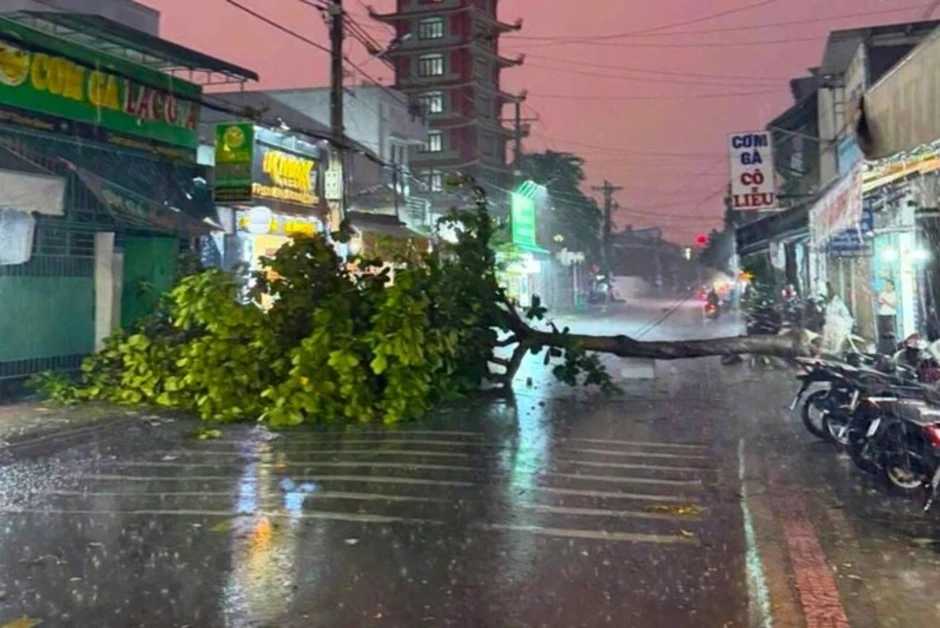 Lốc xoáy làm tốc mái trụ sở phường, hai người bị thương