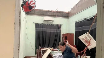 Lốc xoáy làm tốc mái trụ sở phường, hai người bị thương