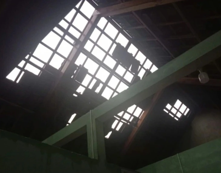Lốc xoáy quét qua xã Ba Vì, hơn 100 nhà dân tốc mái Lốc xoáy quét qua xã Ba Vì, hơn 100 nhà dân tốc mái