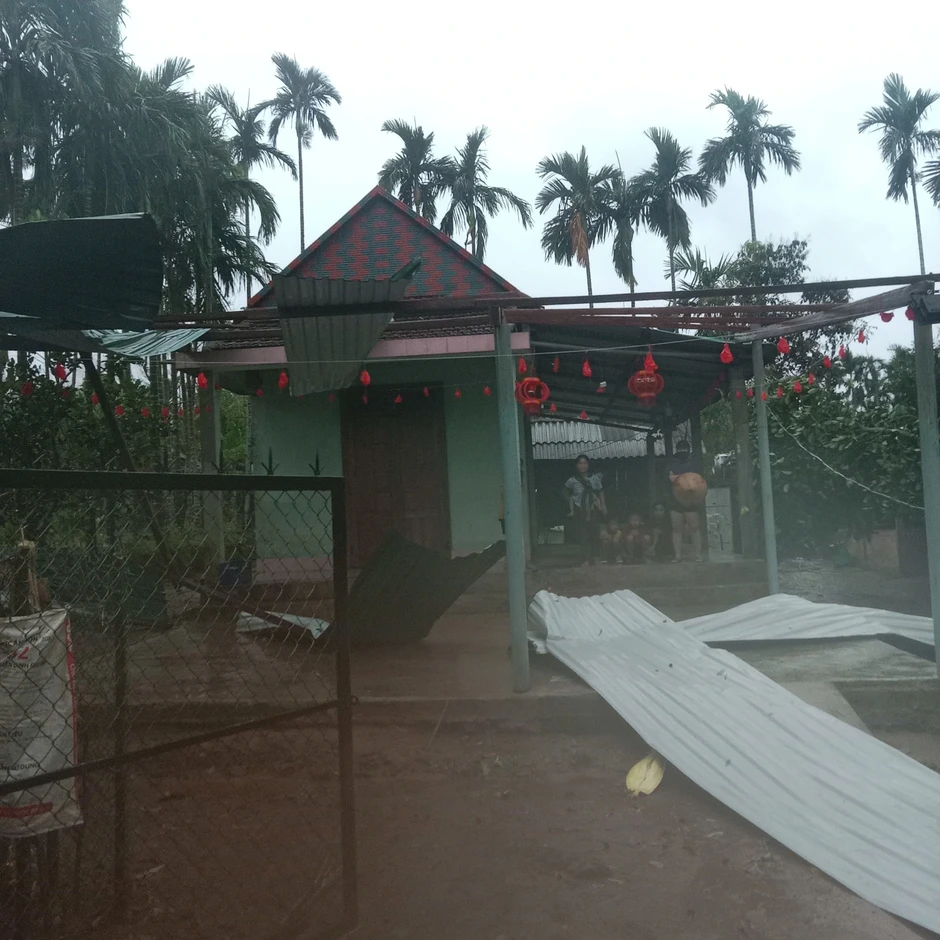 Lốc xoáy quét qua xã miền núi Quảng Ngãi, hơn 100 căn nhà bị hư hại Lốc xoáy quét qua xã miền núi Quảng Ngãi, hơn 100 căn nhà bị hư hại