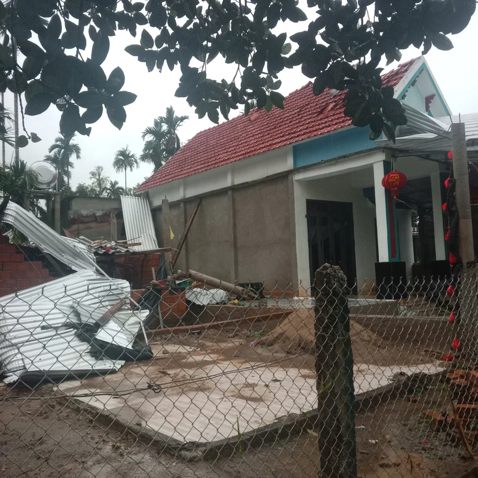 Lốc xoáy quét qua xã miền núi Quảng Ngãi, hơn 100 căn nhà bị hư hại Lốc xoáy quét qua xã miền núi Quảng Ngãi, hơn 100 căn nhà bị hư hại