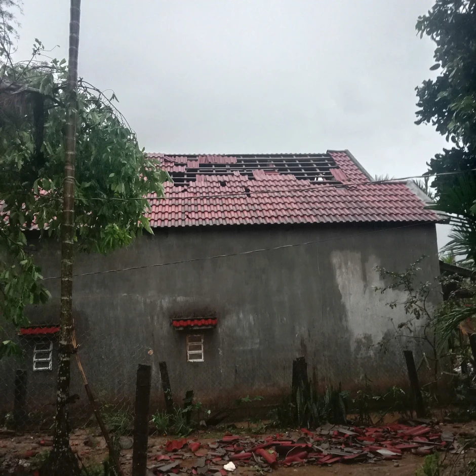 Lốc xoáy quét qua xã miền núi Quảng Ngãi, hơn 100 căn nhà bị hư hại Lốc xoáy quét qua xã miền núi Quảng Ngãi, hơn 100 căn nhà bị hư hại