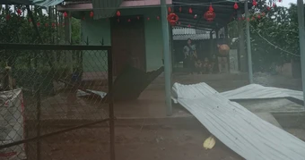 Lốc xoáy quét qua xã miền núi Quảng Ngãi, hơn 100 căn nhà bị hư hại