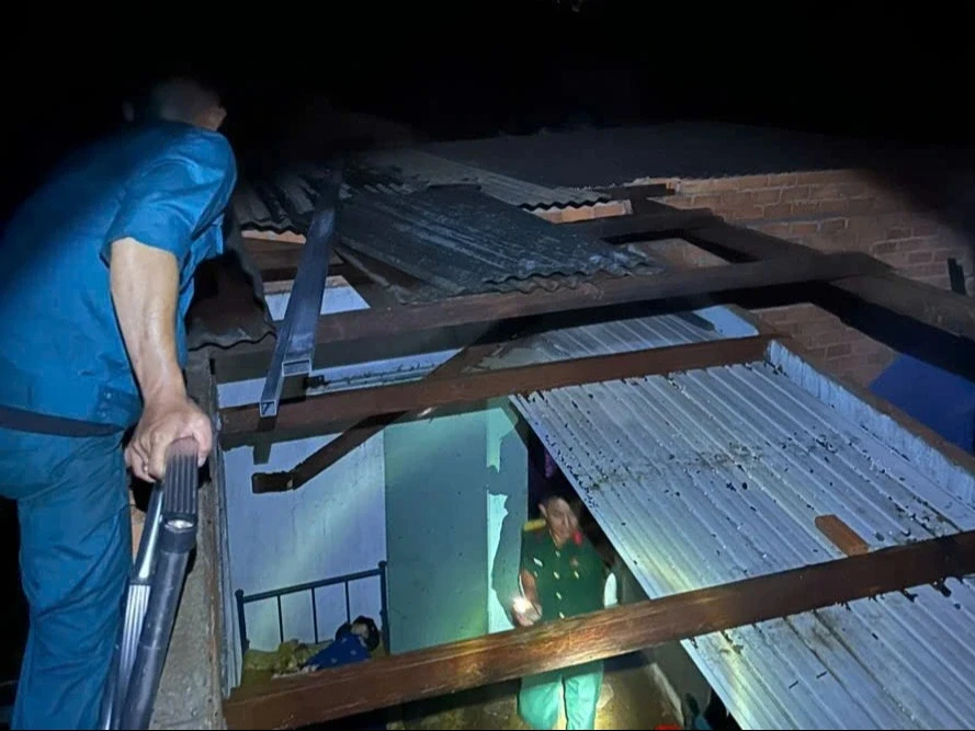Lốc xoáy tại Bảo Lộc gây tốc mái nhà nhiều nhà dân Lốc xoáy tại Bảo Lộc gây tốc mái nhà nhiều nhà dân