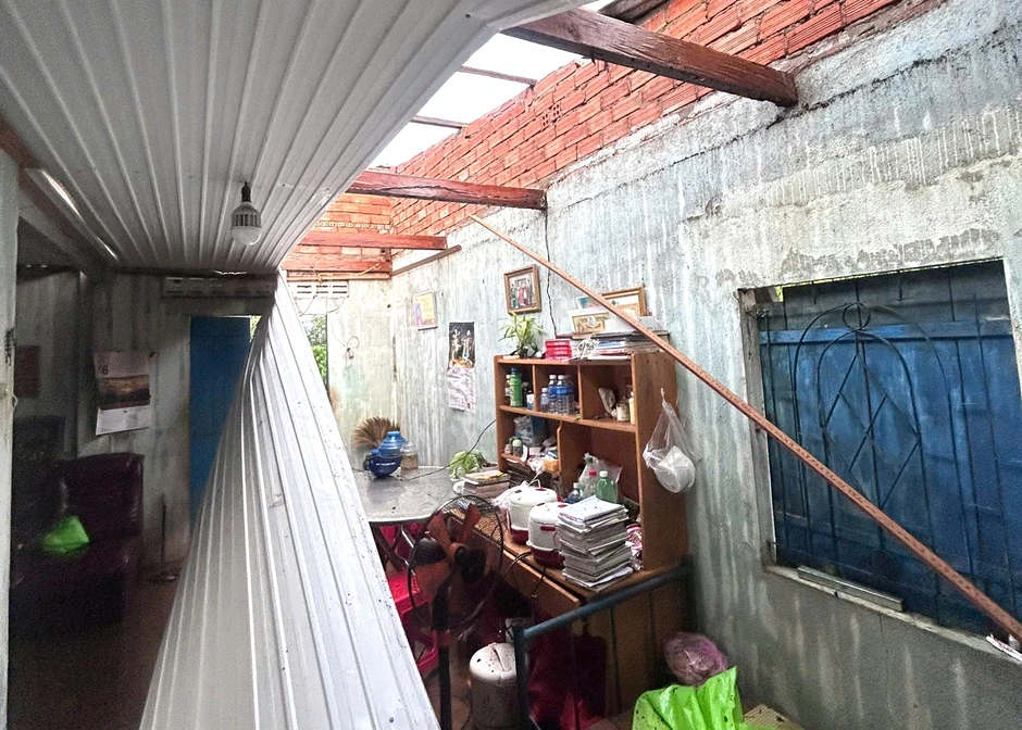 Lốc xoáy tốc mái nhiều nhà dân ở Lâm Đồng Lốc xoáy tốc mái nhiều nhà dân ở Lâm Đồng