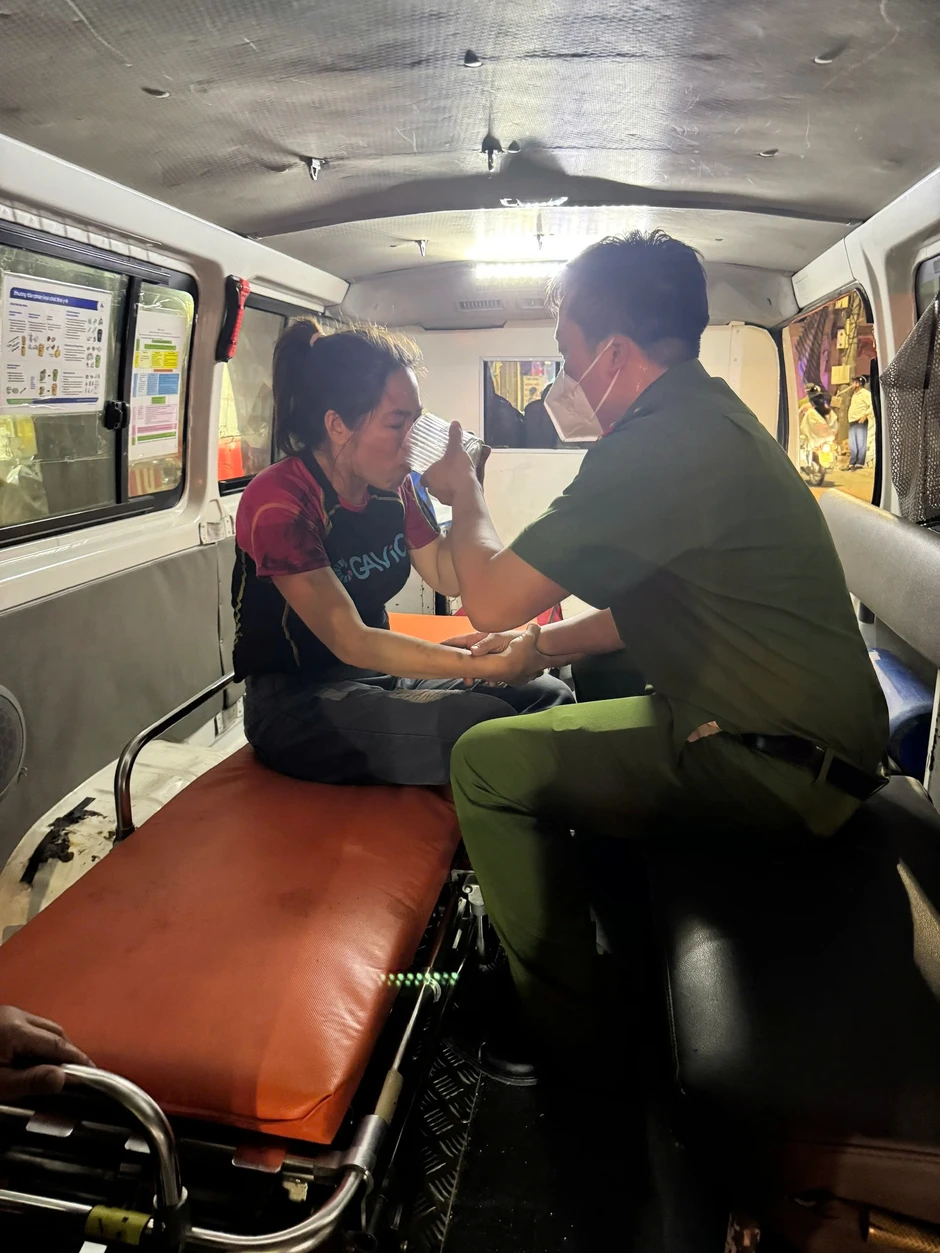 Lời kể của 3 người hùng phá mái tôn ngôi nhà 6 tầng lao vào cứu 7 người trong biển lửa Lời kể của 3 người hùng phá mái tôn ngôi nhà 6 tầng lao vào cứu 7 người trong biển lửa