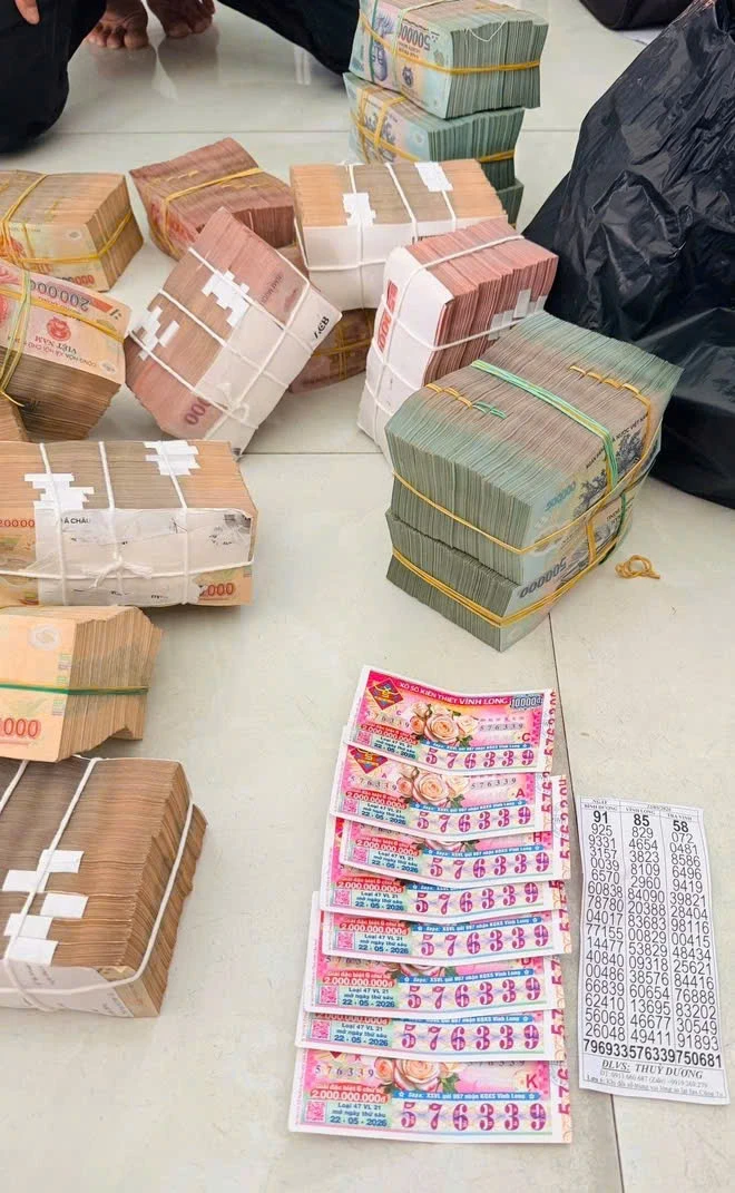 Lời kể từ chủ đại lý vé số nơi nam thanh niên mua giúp cụ già 8 tờ và trúng độc đắc 16 tỉ đồng Lời kể từ chủ đại lý vé số nơi nam thanh niên mua giúp cụ già 8 tờ và trúng độc đắc 16 tỉ đồng