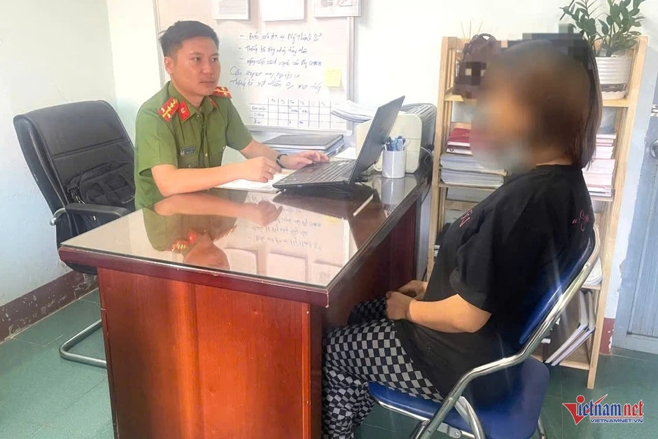 Lời khai của thiếu nữ đẻ trong nhà vệ sinh, giấu con sau bồn cầu Lời khai của thiếu nữ đẻ trong nhà vệ sinh, giấu con sau bồn cầu