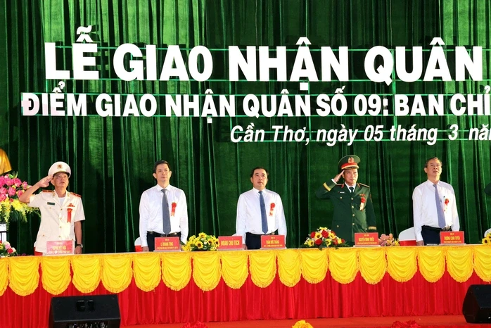 Lời nhắn nhủ xúc động của Chủ tịch UBND TP Cần Thơ tại lễ giao nhận quân Lời nhắn nhủ xúc động của Chủ tịch UBND TP Cần Thơ tại lễ giao nhận quân