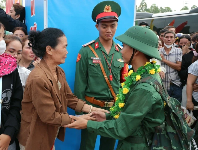 Lời nhắn nhủ xúc động của Chủ tịch UBND TP Cần Thơ tại lễ giao nhận quân Lời nhắn nhủ xúc động của Chủ tịch UBND TP Cần Thơ tại lễ giao nhận quân