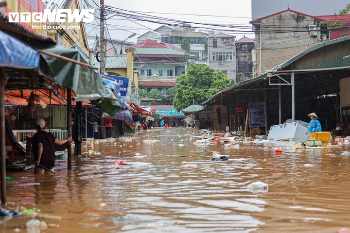 Lội nước ngang người, tiểu thương ở Lạng Sơn xót xa vớt vát tài sản Lội nước ngang người, tiểu thương ở Lạng Sơn xót xa vớt vát tài sản