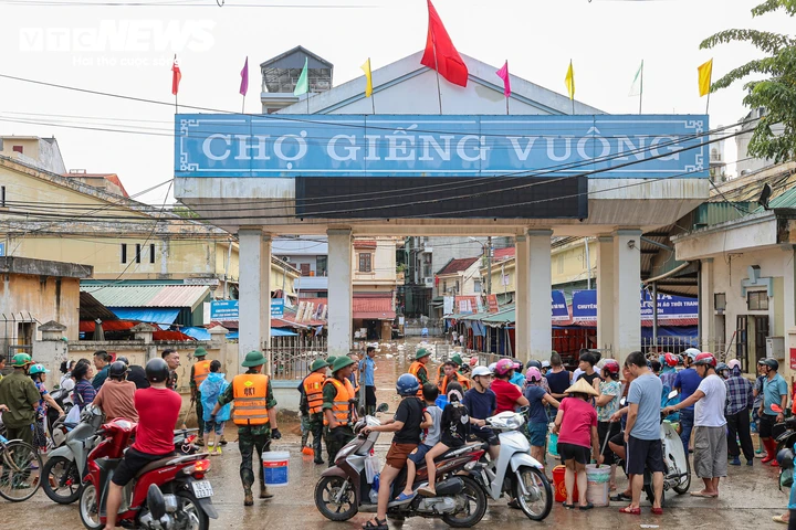 Lội nước ngang người, tiểu thương ở Lạng Sơn xót xa vớt vát tài sản Lội nước ngang người, tiểu thương ở Lạng Sơn xót xa vớt vát tài sản