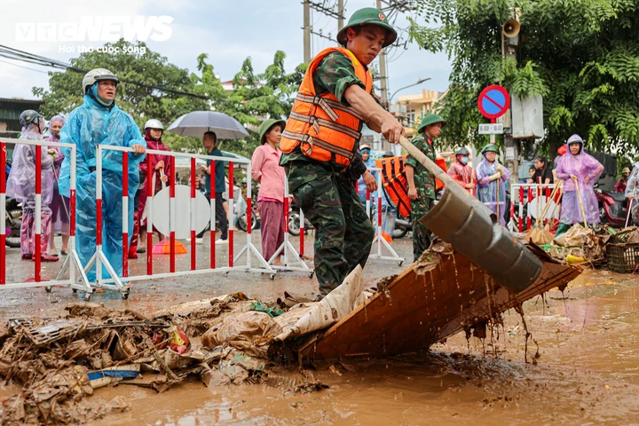 Lội nước ngang người, tiểu thương ở Lạng Sơn xót xa vớt vát tài sản Lội nước ngang người, tiểu thương ở Lạng Sơn xót xa vớt vát tài sản