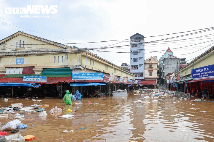 Lội nước ngang người, tiểu thương ở Lạng Sơn xót xa vớt vát tài sản Lội nước ngang người, tiểu thương ở Lạng Sơn xót xa vớt vát tài sản