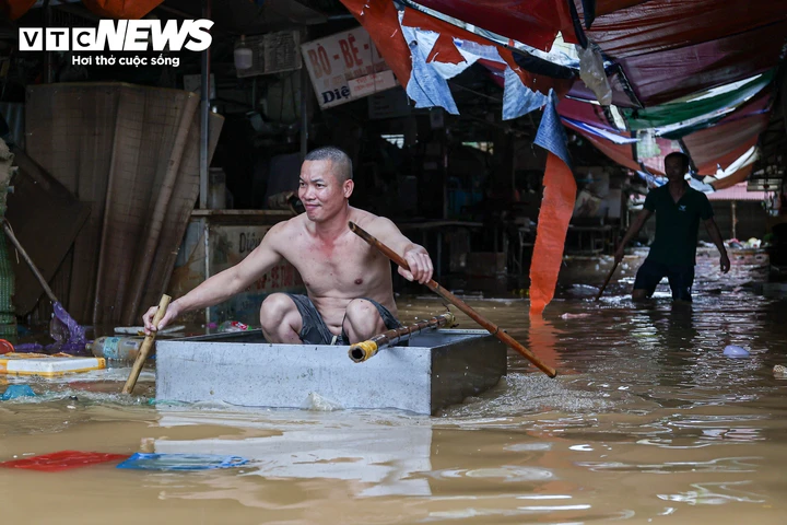 Lội nước ngang người, tiểu thương ở Lạng Sơn xót xa vớt vát tài sản Lội nước ngang người, tiểu thương ở Lạng Sơn xót xa vớt vát tài sản