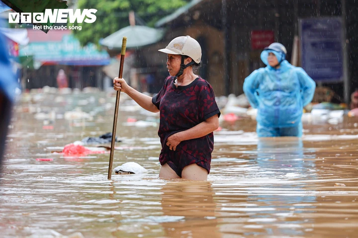 Lội nước ngang người, tiểu thương ở Lạng Sơn xót xa vớt vát tài sản Lội nước ngang người, tiểu thương ở Lạng Sơn xót xa vớt vát tài sản