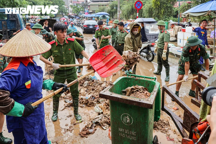 Lội nước ngang người, tiểu thương ở Lạng Sơn xót xa vớt vát tài sản Lội nước ngang người, tiểu thương ở Lạng Sơn xót xa vớt vát tài sản