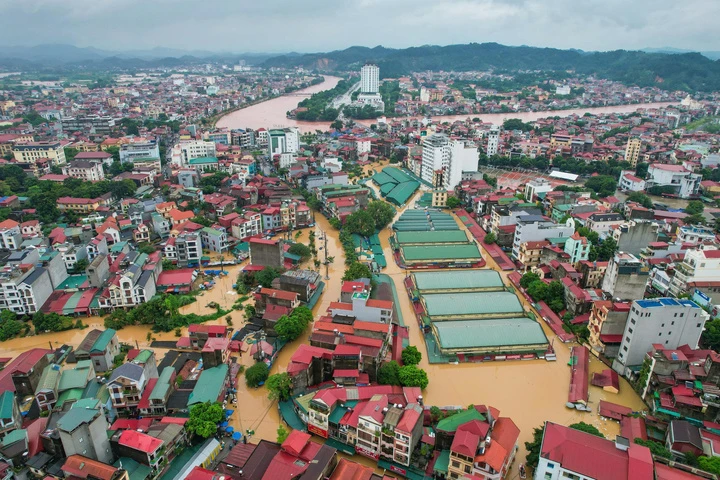 Lội nước ngang người, tiểu thương ở Lạng Sơn xót xa vớt vát tài sản Lội nước ngang người, tiểu thương ở Lạng Sơn xót xa vớt vát tài sản