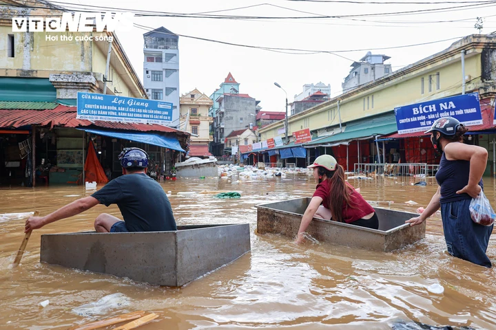Lội nước ngang người, tiểu thương ở Lạng Sơn xót xa vớt vát tài sản Lội nước ngang người, tiểu thương ở Lạng Sơn xót xa vớt vát tài sản