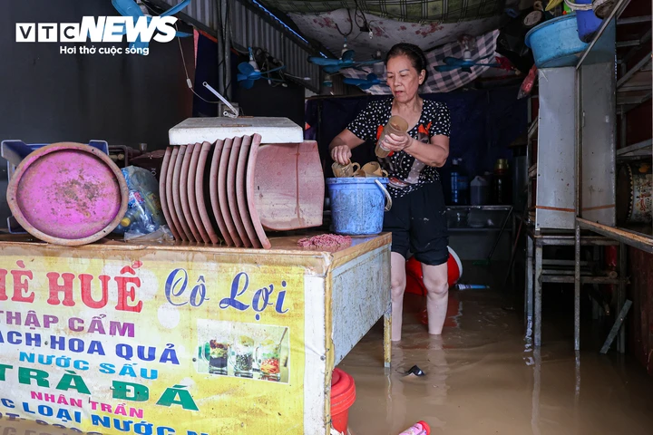 Lội nước ngang người, tiểu thương ở Lạng Sơn xót xa vớt vát tài sản Lội nước ngang người, tiểu thương ở Lạng Sơn xót xa vớt vát tài sản